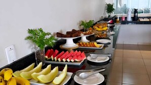 Un buffet con diverse varietà di frutta e dolci.