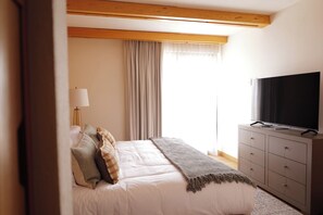 Klassiek appartement, uitzicht op de stad | Individueel gedecoreerd, individueel gemeubileerd, een laptopwerkplek