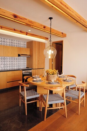 Apartamento clássico, vista para a cidade | Cozinha privada | Geladeira, micro-ondas, fogão, cooktop