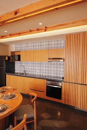 Apartamento clássico, vista para a cidade | Cozinha privada | Geladeira, micro-ondas, fogão, cooktop