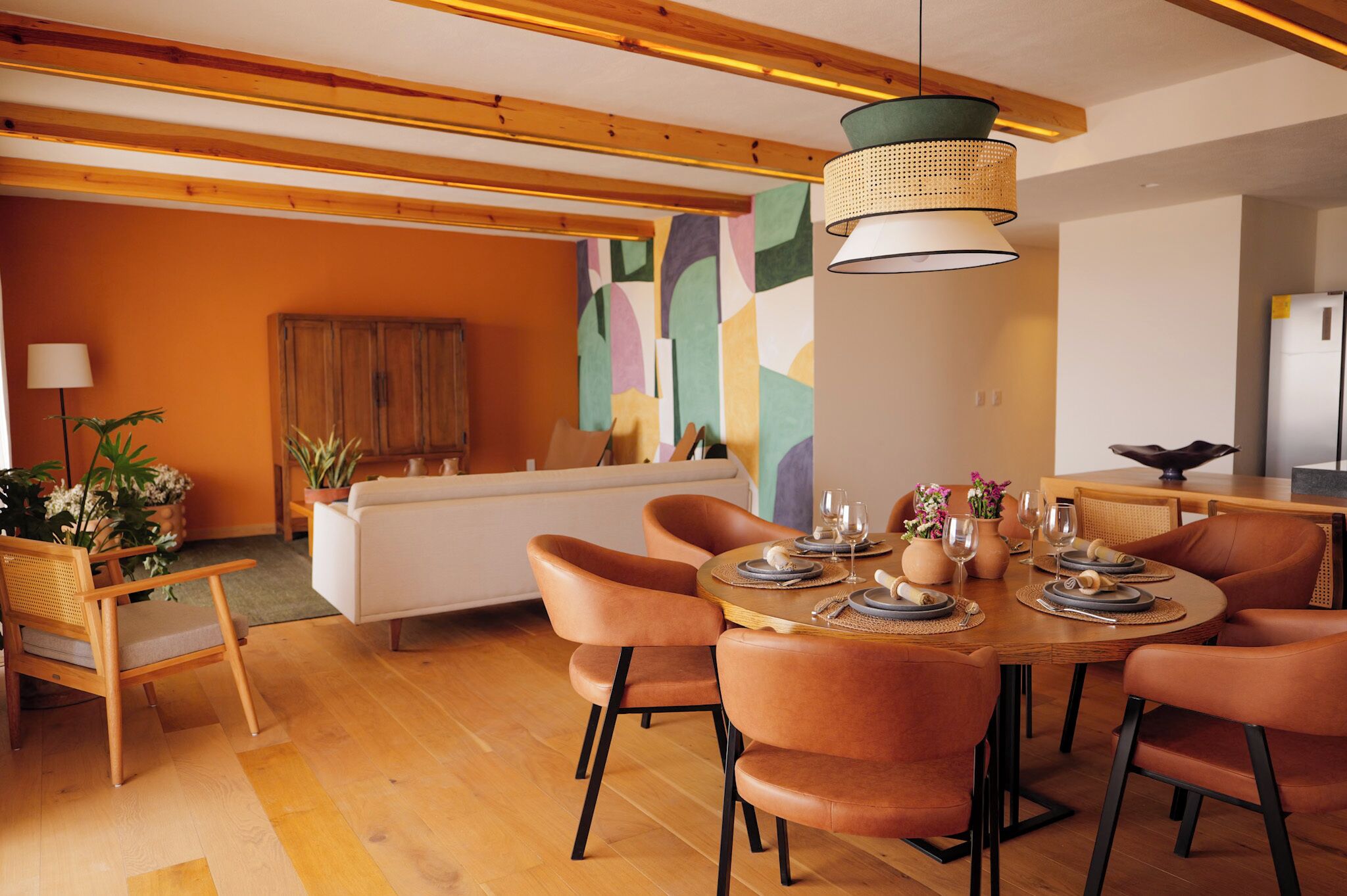 Familienapartment, Stadtblick | Wohnbereich | 50-Zoll-Smart-TV mit Kabelempfang, Fußbodenheizung