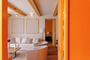 Apartamento clássico, sacada, vista para a cidade | Área de estar | Smart TV 50 polegadas com canais a cabo, pisos aquecidos