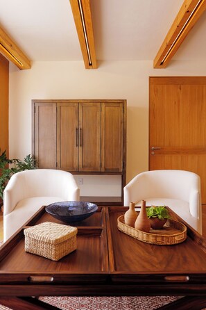 Classic Apartment, City View | Living area | 50-inch Smart TV with cable channels, heated floors - Residencias La Pilarica  (San Miguel de Allende)