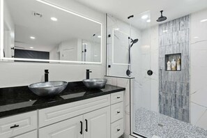 Shower, hair dryer, towels, shampoo - Well-Appointed Modern Scottsdale Home (Scottsdale)