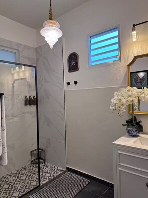 Shower, hair dryer, towels, soap - Casa Luz 1C Beautiful Spanish Style 3/2 Lots of Space Great Location (San Juan)