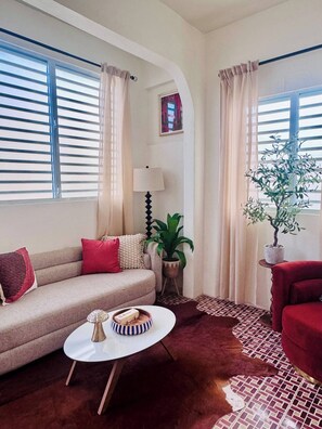 Smart TV - Casa Luz 1B Gorgeous King with Stylish Bathroom Great Location (San Juan)