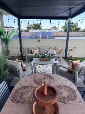 Outdoor dining - Casa Luz 3A Beautiful Private Rooftop Stylish King Great Location (San Juan)