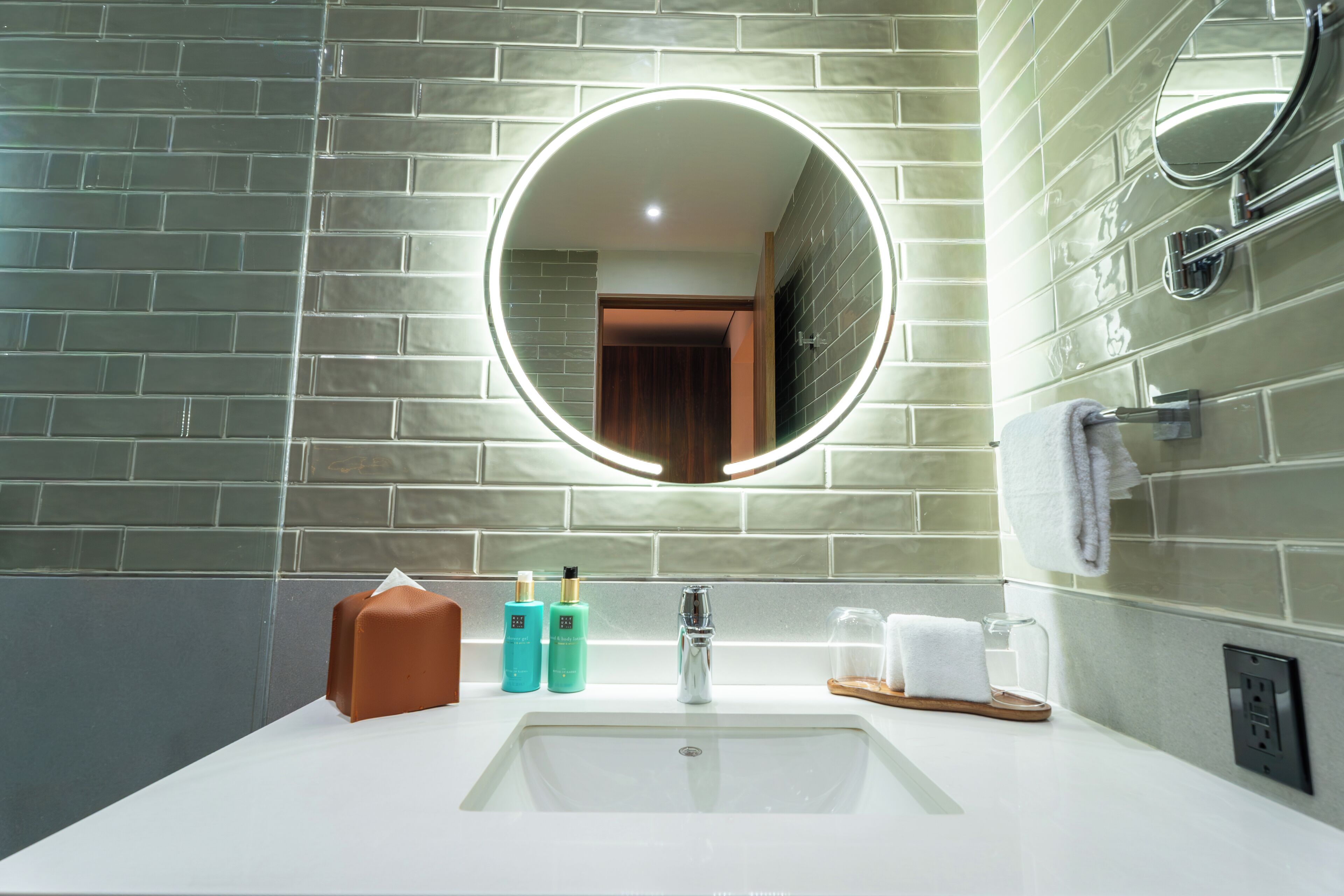 Deluxe Suite, 1 King Bed | Bathroom | Shower, hair dryer, slippers, towels