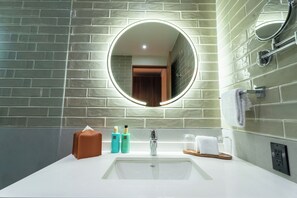 Deluxe Suite, 1 King Bed | Bathroom | Shower, hair dryer, slippers, towels - Ambulan Mexico City (Mexico City)