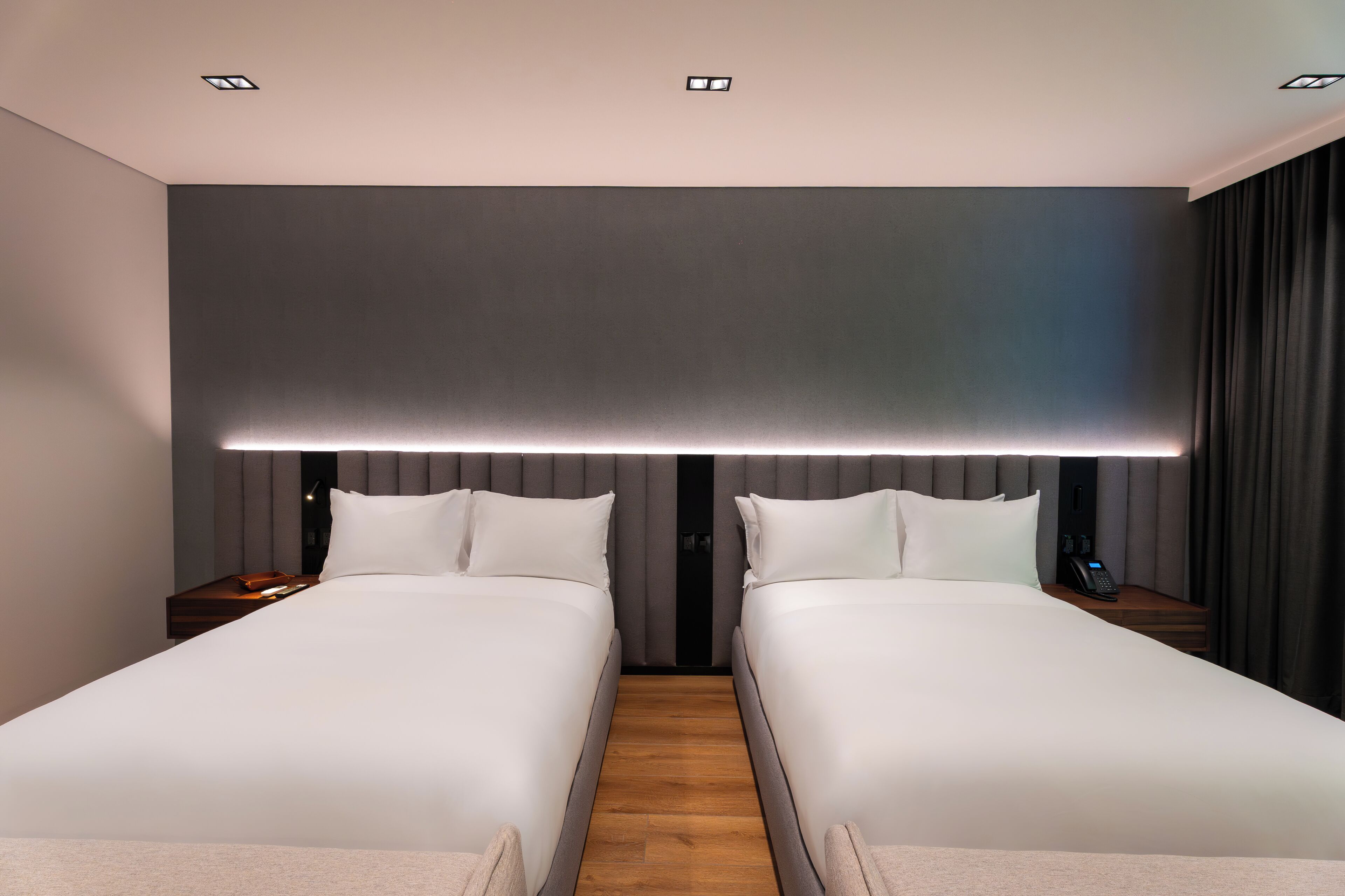 Suite Deluxe, 2 camas Queen size | Escritorio, espacio para trabajar con laptop y cortinas blackout 