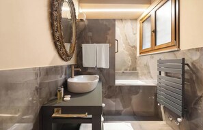 Shower, hair dryer, towels, soap - PANORAMIC THREE-LEVEL PENTHOUSE WITH TERRACE BETWEEN COLOSSEUM & ROMAN FORUM (Roma)