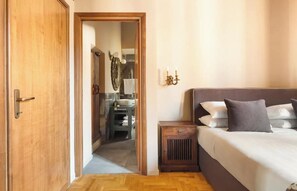 2 chambres, bureau, fer et planche à repasser, accès au Wi-Fi (inclus)