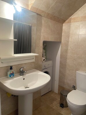 Shower, towels, toilet paper - Family-Friendly Naxos House with Sea View Balcony (Naxos)