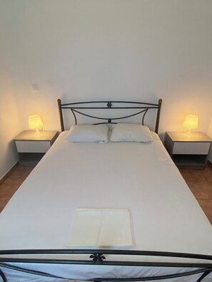 2 bedrooms, free WiFi, bed sheets - Family-Friendly Naxos House with Sea View Balcony (Naxos)
