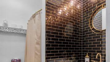 House | Bathroom | Hair dryer, bidet, towels, soap