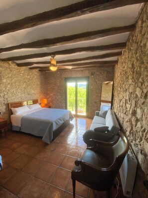 8 bedrooms, WiFi, bed sheets