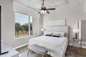 2 bedrooms, desk, iron/ironing board, travel cot - Contemporary 2BR/2BA in downtown Orlando (Orlando)
