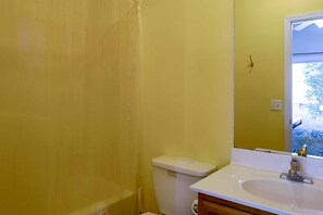 Shower, towels - House # 21 Sure Catch Not Pet-friendly (Leesburg)
