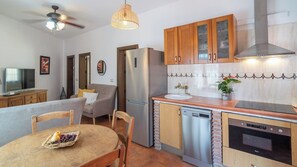 Wasserkocher mit Kaffee-/Teezubehör, Kühlschrank, Mikrowelle, Ofen