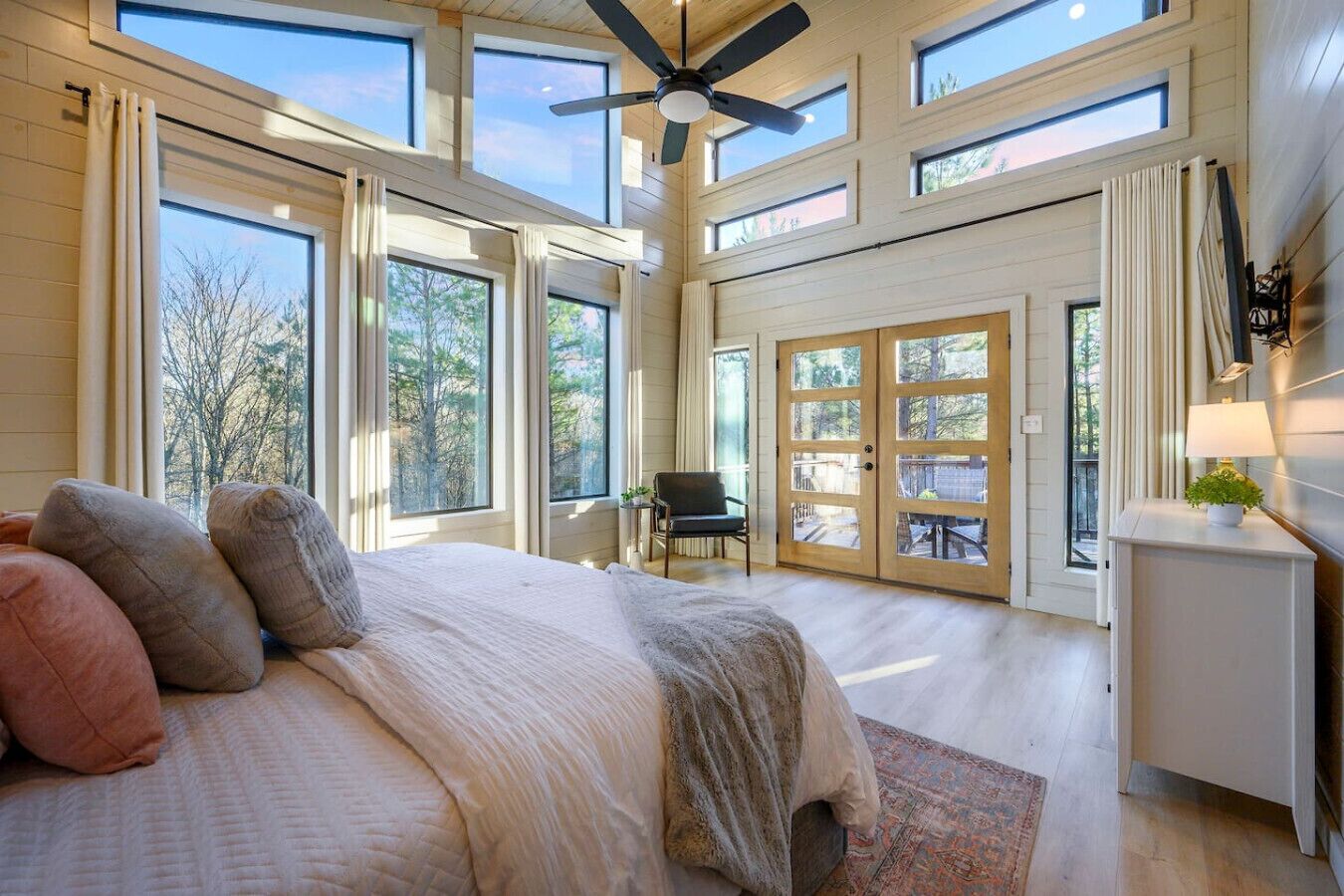 5 quartos, escrivaninha, ferros/tábuas de passar roupa, berço de viagem