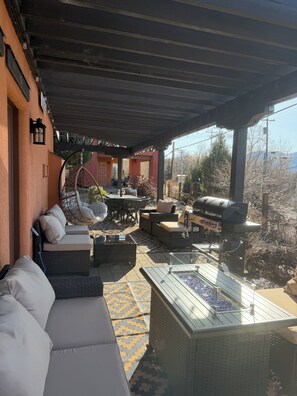 Outdoor dining - Osoyoos Lakeview Villa Canada's Warmest Paradise (Osoyoos)