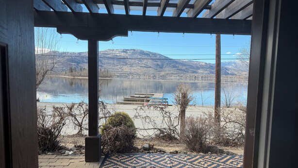 A covered outdoor area with a view of a lake and mountains. - Osoyoos Lakeview Villa Canada's Warmest Paradise (Osoyoos)