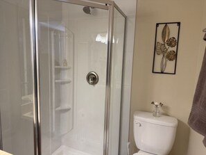 Secadora de cabello, toallas, jabón, papel de baño 