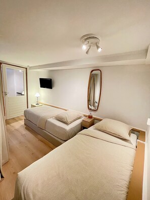 1 bedroom, iron/ironing board, WiFi, bed sheets - 2 Bedroom Suite in Amsterdam city centre with private patio. (Amsterdam)