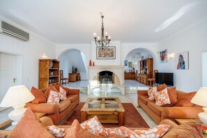 Smart TV, fireplace - Casa Charador - Luxury Golf Villa (Alvor)