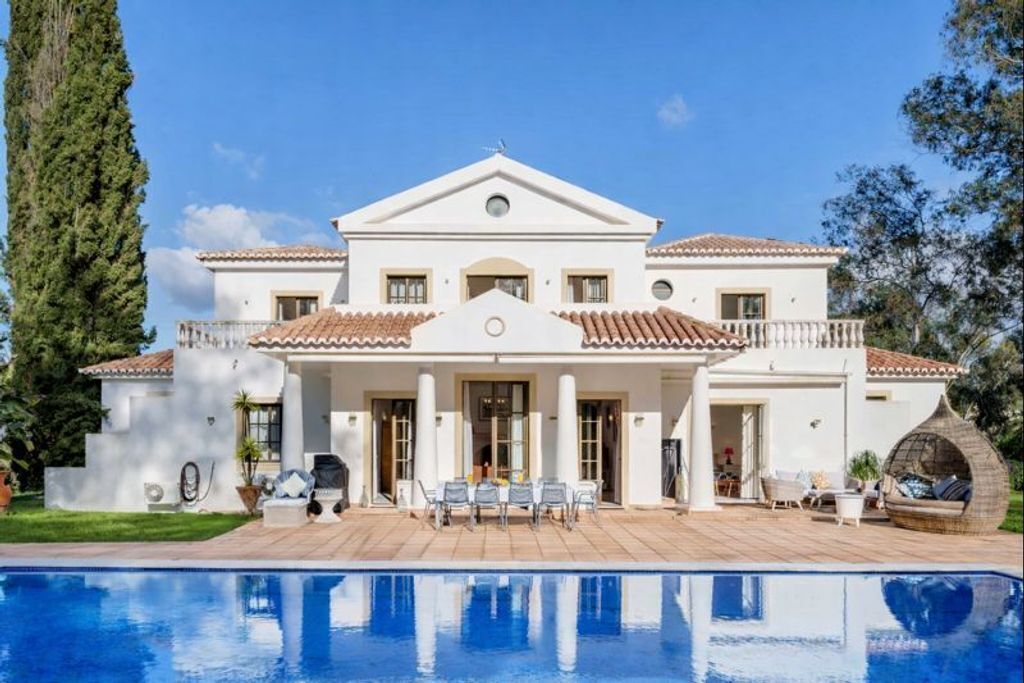 Una piscina al aire libre, una piscina climatizada