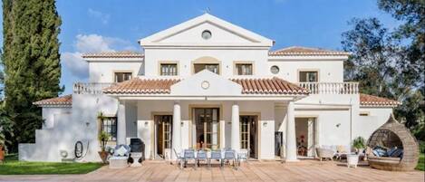 Una piscina al aire libre, una piscina climatizada