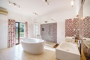 Hair dryer, towels, soap, toilet paper - Casa Charador - Luxury Golf Villa (Alvor)