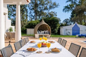Outdoor dining - Casa Charador - Luxury Golf Villa (Alvor)