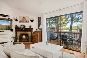 Een televisie en een open haard