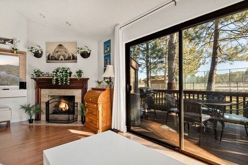 Cozy 3BR Knotty Pine, Near Lake & Trails w Deck
