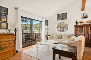 Een televisie en een open haard