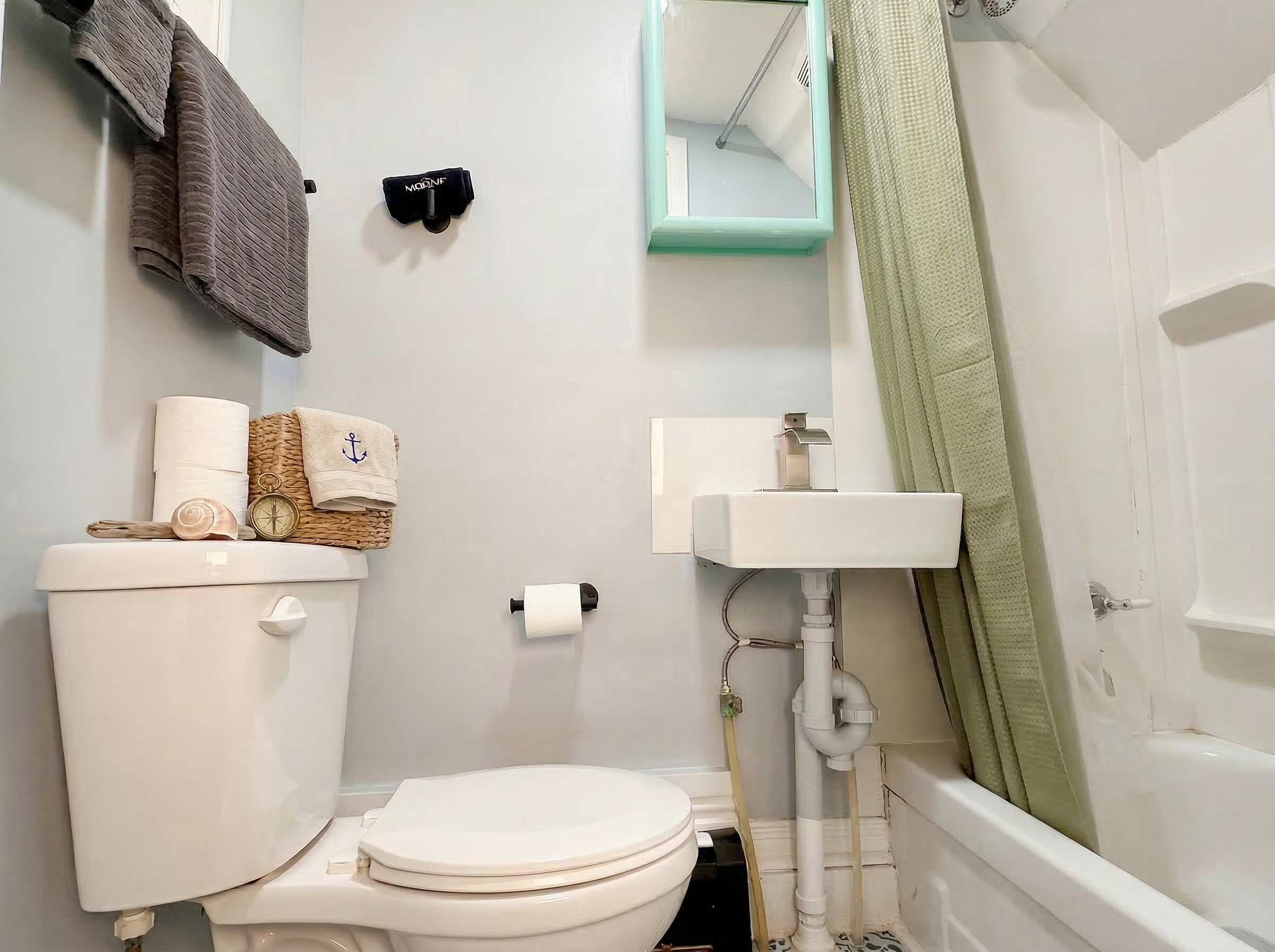 Regadera, secadora de cabello, toallas, shampoo 