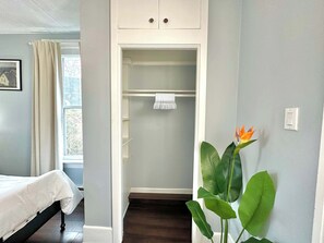 2 bedrooms, desk, iron/ironing board, WiFi - Premium Spring Retreat near the LaHave River (Bridgewater)