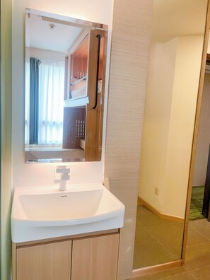 Sandal, handuk, sabun, dan sampo