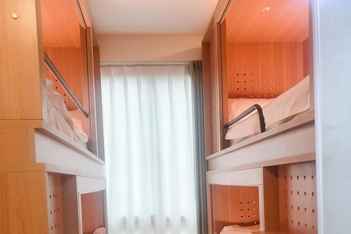 Quarto quádruplo | Cofres nos quartos, escrivaninha, espaço de trabalho para notebook