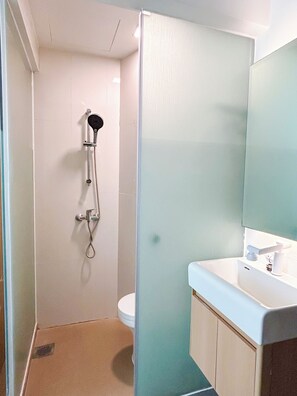 Sandal, handuk, sabun, dan sampo