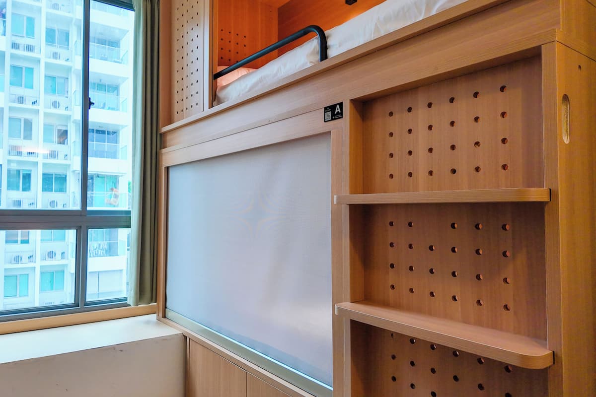 Brankas, meja kerja, ruang kerja ramah laptop, dan setrika/meja setrika