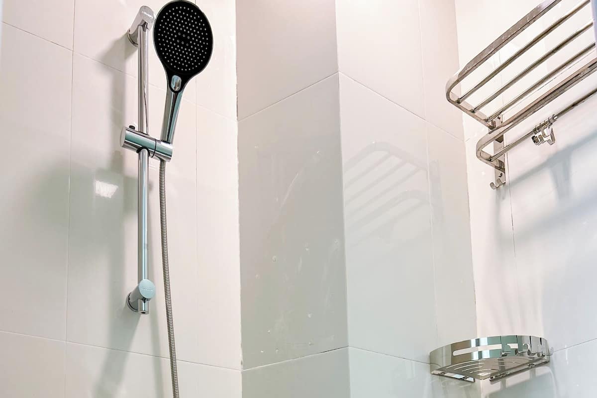 Suihku, sadesuihkupää, ilmaiset hygieniatuotteet, hiustenkuivaaja