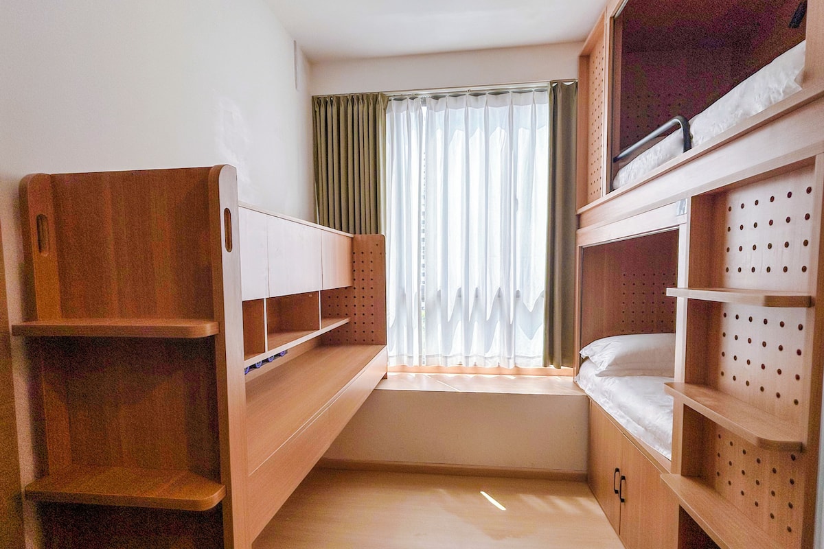 Quarto duplo luxo | Cofres nos quartos, escrivaninha, espaço de trabalho para notebook