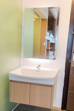 Shower, rainfall showerhead, free toiletries, hair dryer - Homix Hotel (Singapore)
