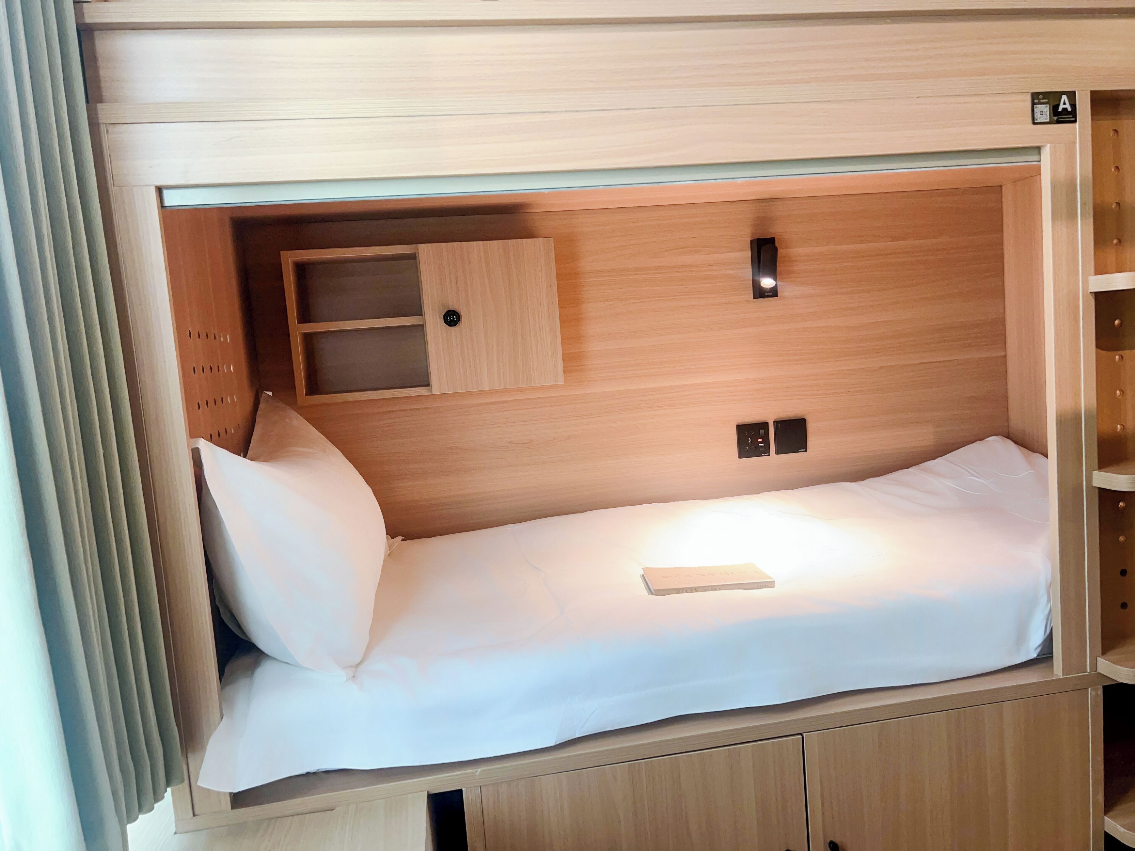 Een kluis op de kamer, een bureau, een laptopwerkplek