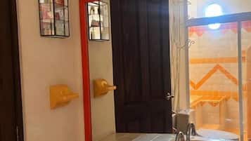 Design-Suite, Balkon, Stadtblick | Badezimmer | Dusche, Handtücher, Seife, Shampoo