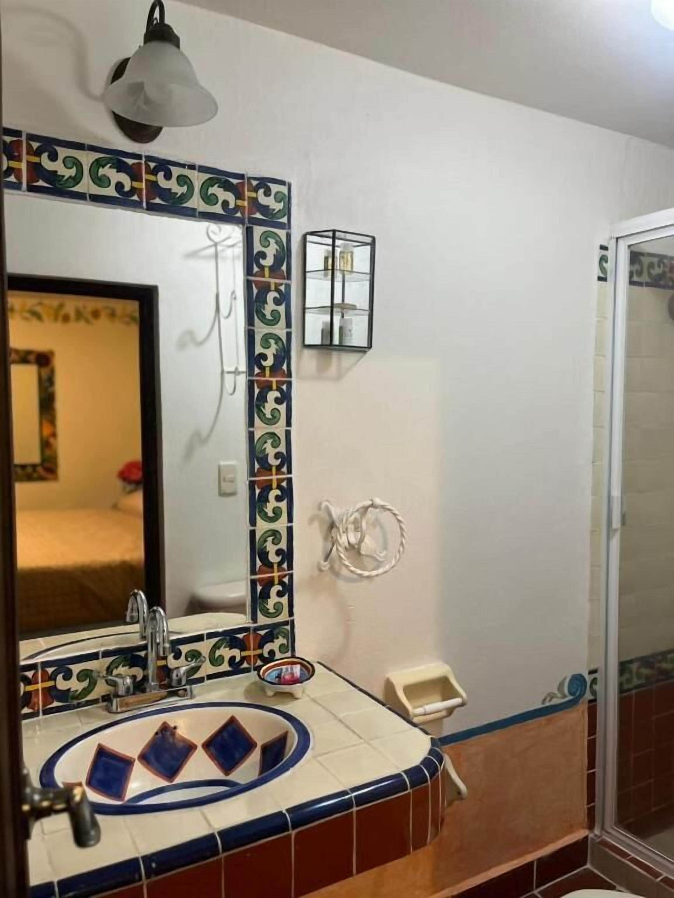 Standaard eenpersoonskamer, uitzicht op de stad | Badkamer | Een douche, handdoeken, zeep, shampoo