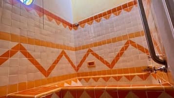 Design Suite, Balcony, City View | Bathroom | Shower, towels, soap, shampoo