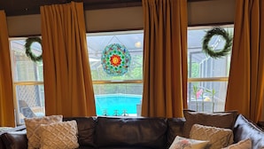A cozy living room with a brown leather sectional sofa, patterned cushions, and a decorative rug. - Tournament Ready Stay •Close to Parks •3 bedroom/2 bath •Pool/HotTub (College Station)